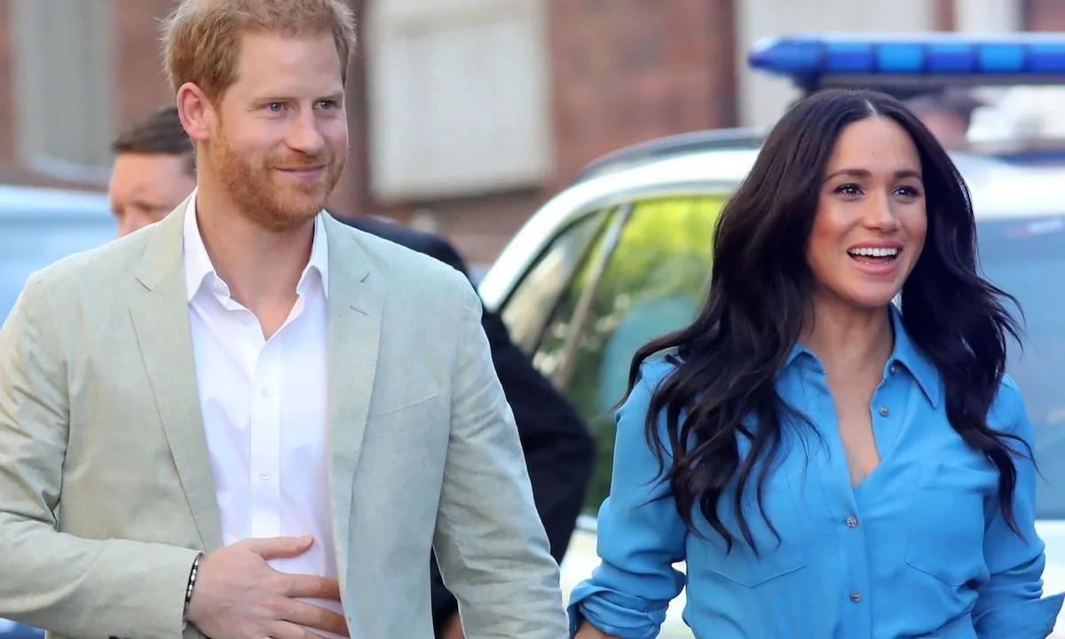 Prins Harry staat zonder broek voor de ramen van zijn buren