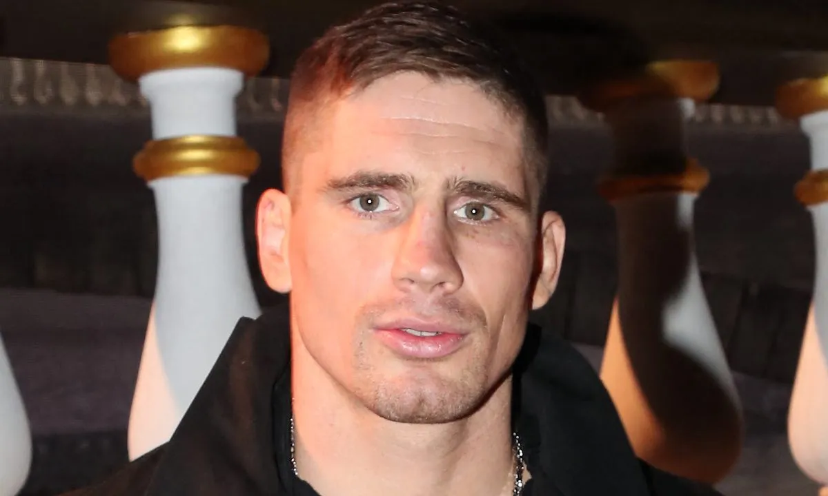 Beelden: Rico Verhoeven trapt acteur tegen de grond