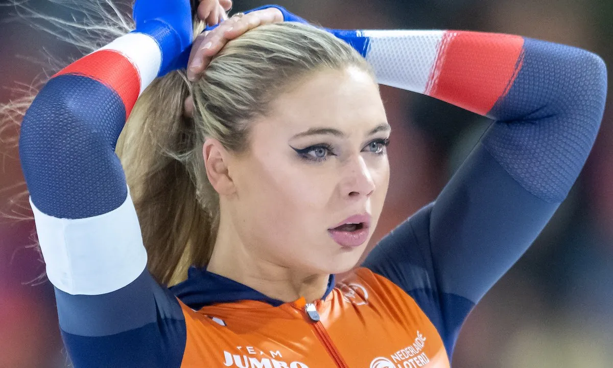 Blouse Jutta Leerdam staat iets te ver open in dansvideo
