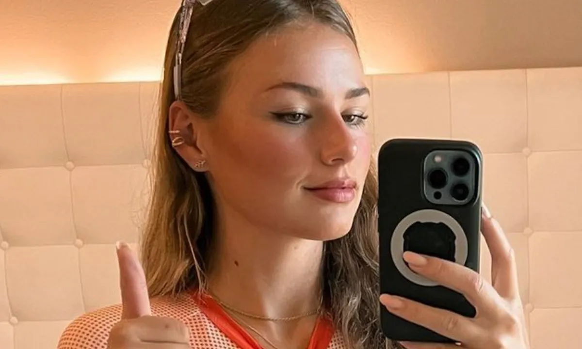 Puck Moonen laat zien wat wielrennen met je derrière doet