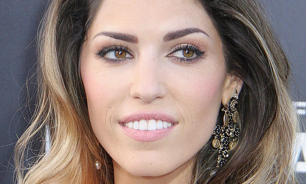 Yolanthe Cabau knalt bijna uit haar jurk