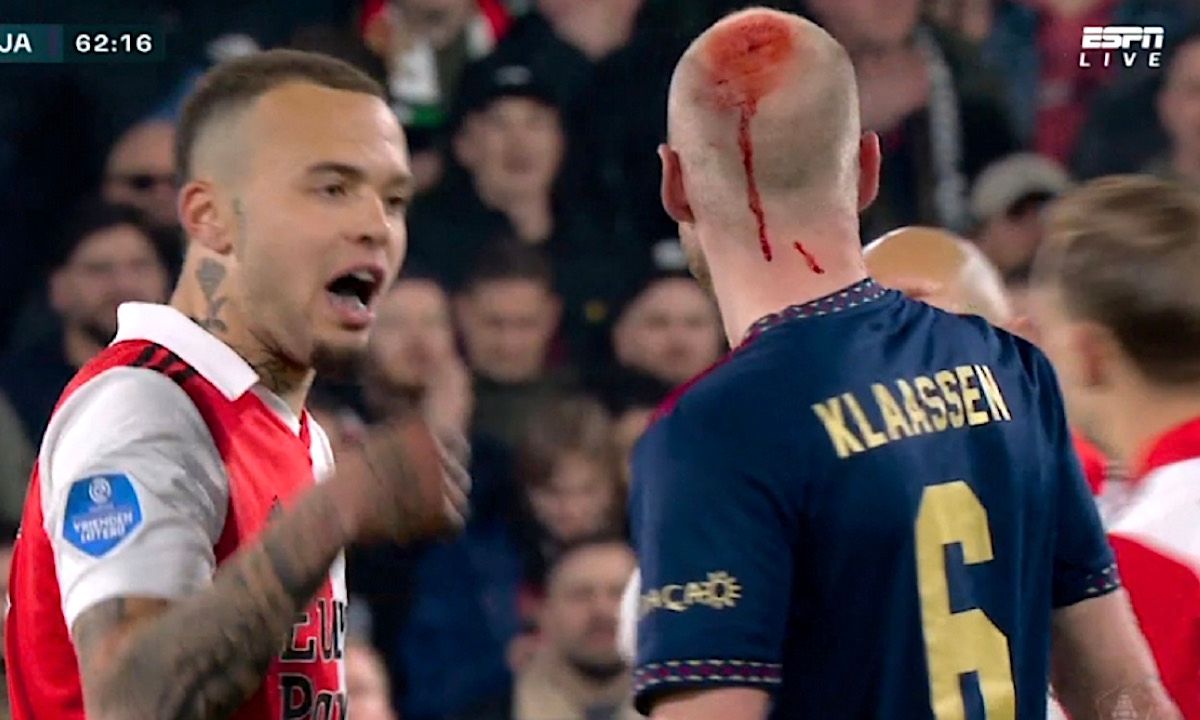 Chaos in de Kuip: Ajax-speler bloedend het veld af door voorwerp uit het publiek