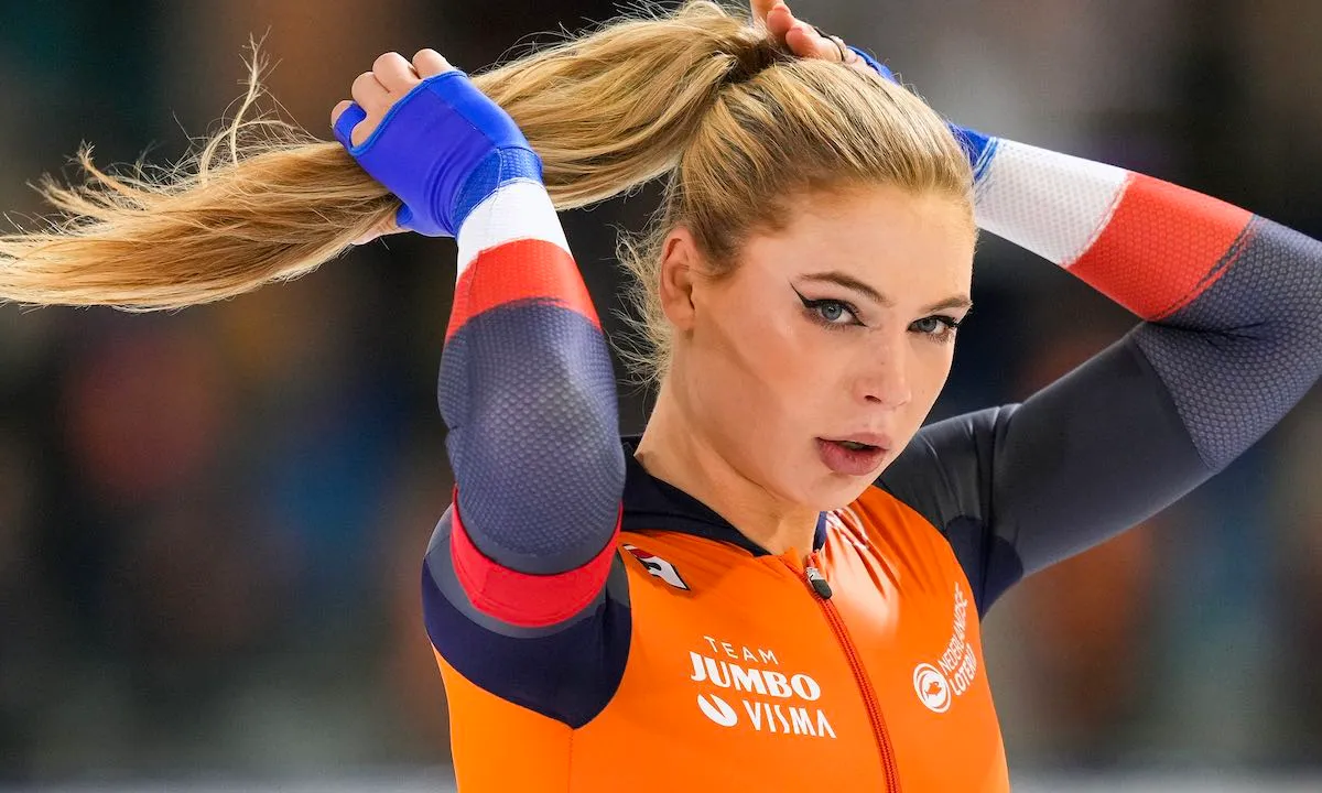 Beelden: Jutta Leerdam laat haar derrière betasten door Jake Paul