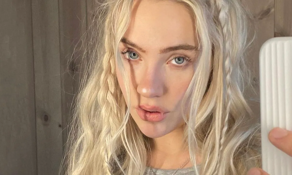 Juultje Tieleman laat steeds meer huid zien en gaat topless