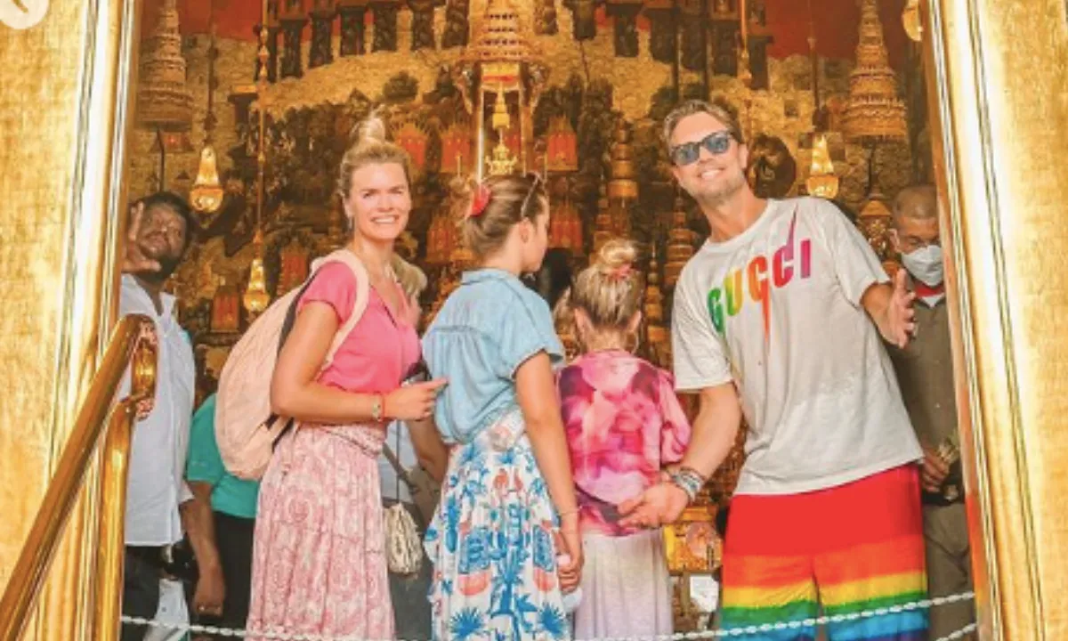 Kritiek op Nicolette van Dam en Bas Smit na mega-cliché reisfoto’s
