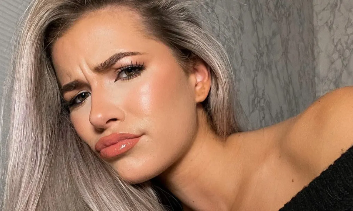 Jade Anna maakt grote blunder om 20:00 tijdens dodenherdenking