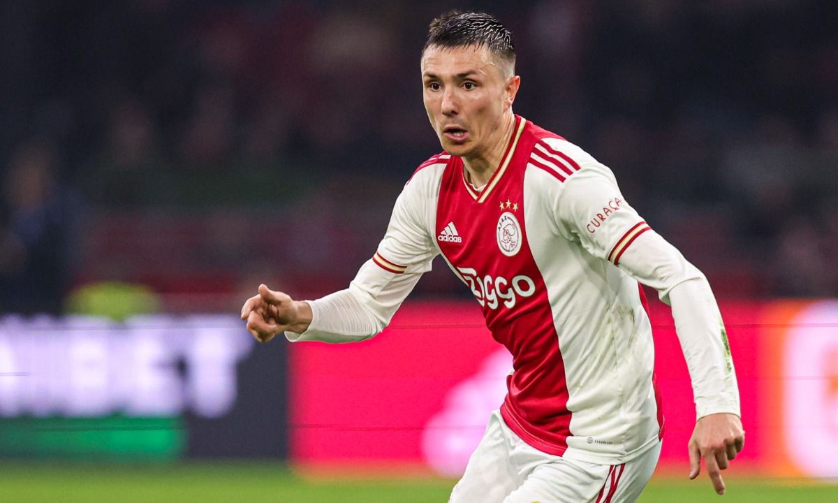 Ajax-speler Steven Berghuis mept fan op z'n bakkes