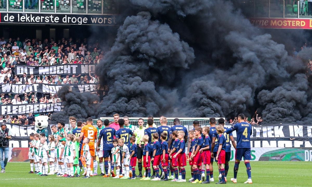 Enorm drama bij voetbalwedstrijd FC Groningen-Ajax: Wedstrijd gestaakt
