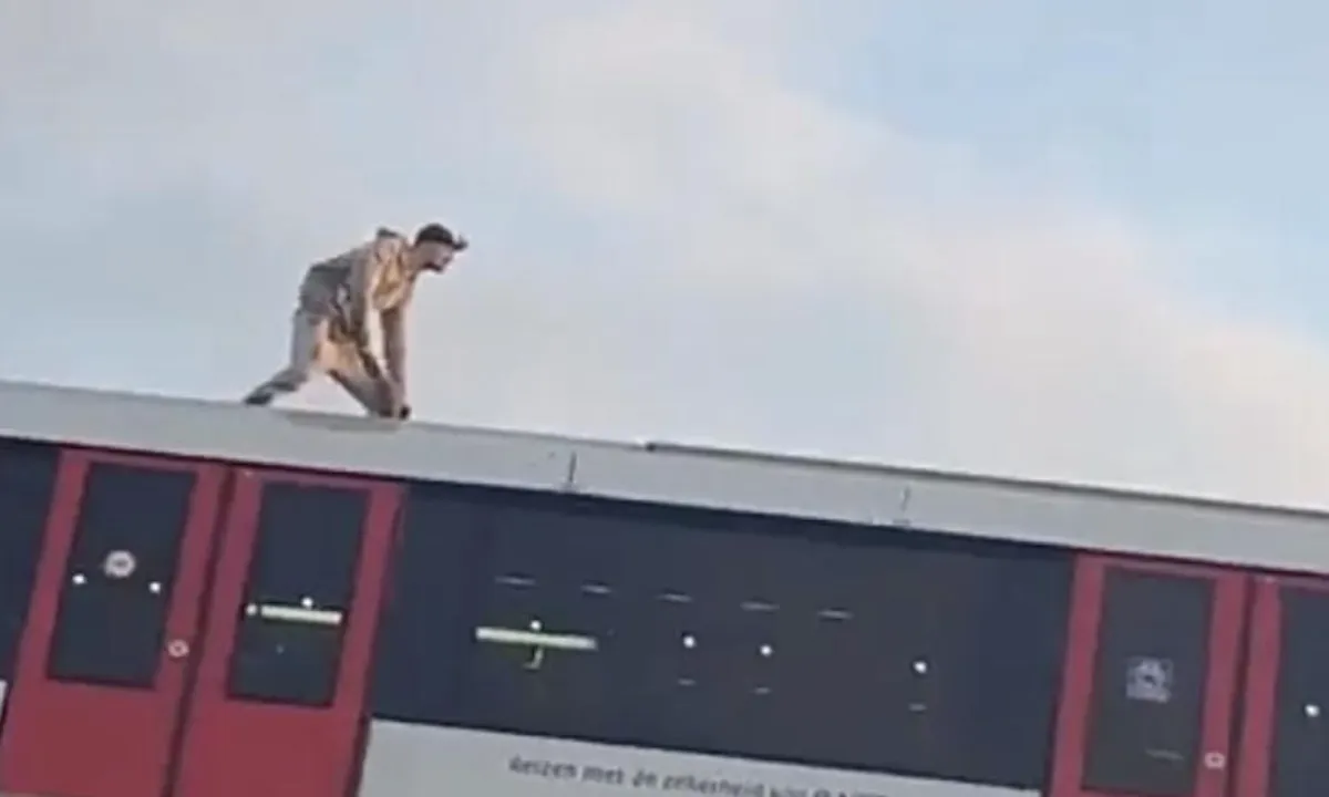 Randdebiel brengt zichzelf in gevaar op rijdende metro