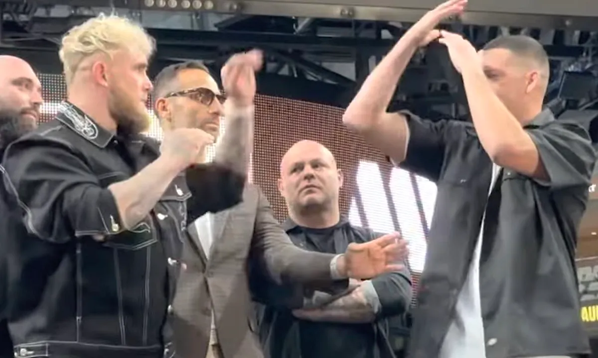 Vriend Jutta Leerdam probeert zijn tegenstander te slaan (video)