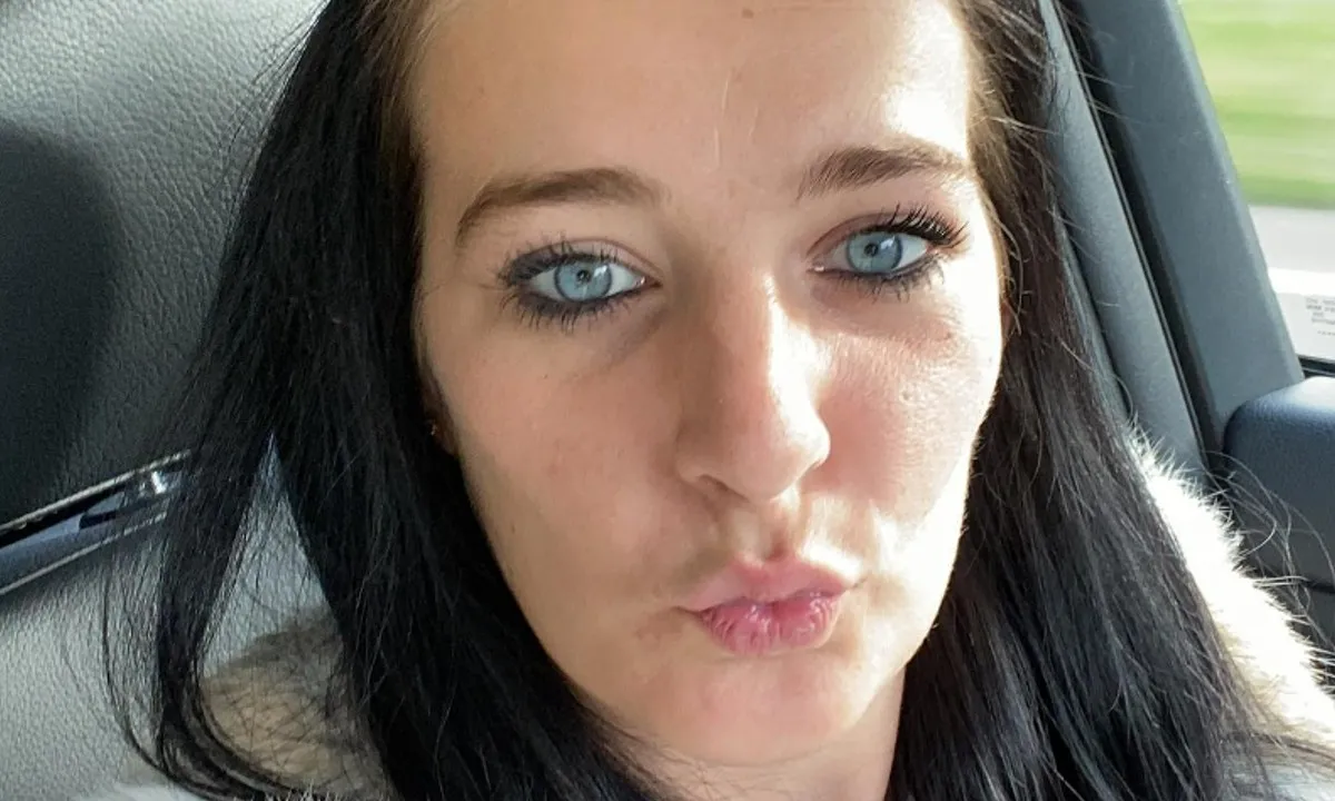 Choquerende beelden: Nicolleke wild aan het tongen met nieuwe vriendin