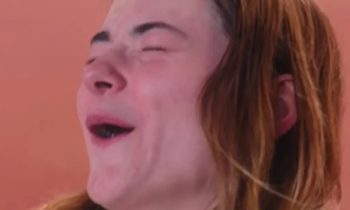 Emma Wortelboer komt gillend klaar op live tv