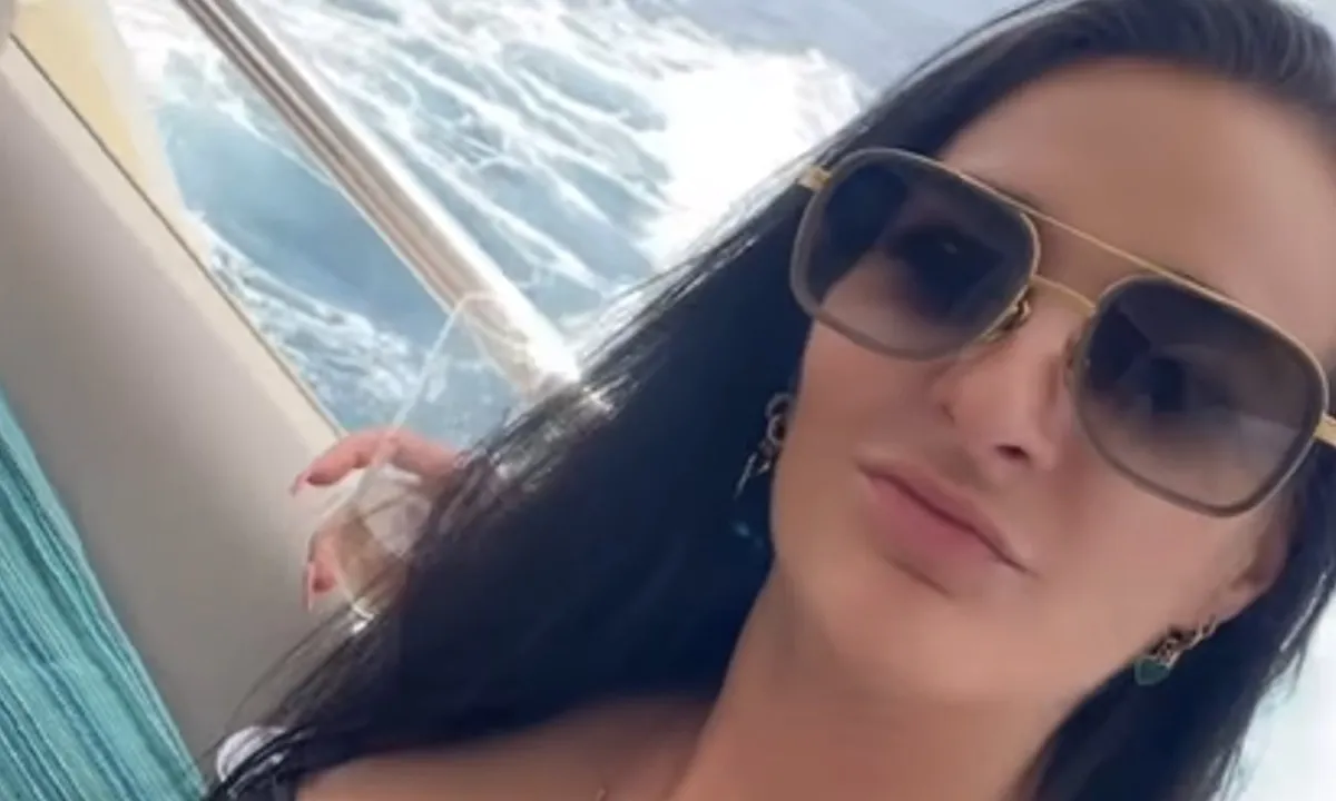 Nicol Kremers laat haar nieuwe vriend aan de wereld zien