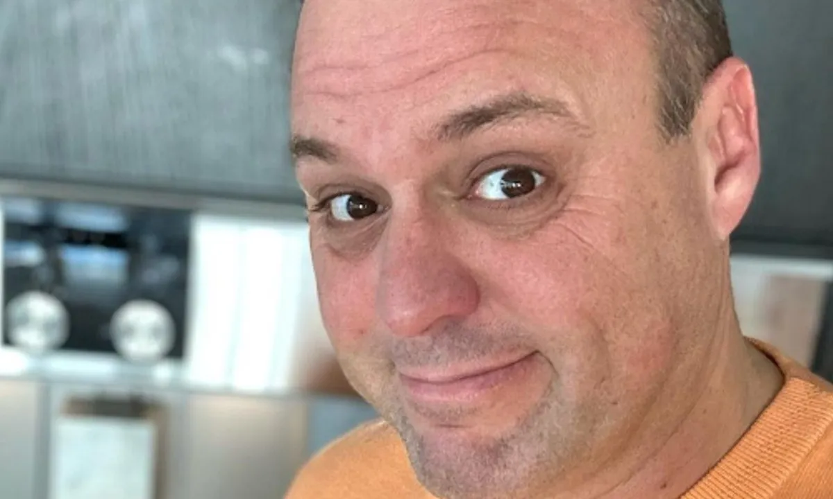 Bekijk beelden: Frans Bauer blaast dak van tankstation eraf met kneiterhard duet