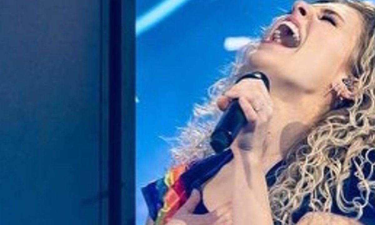 Optreden K3 gaat gruwelijk mis: zangeres Julia valt op haar hoofd