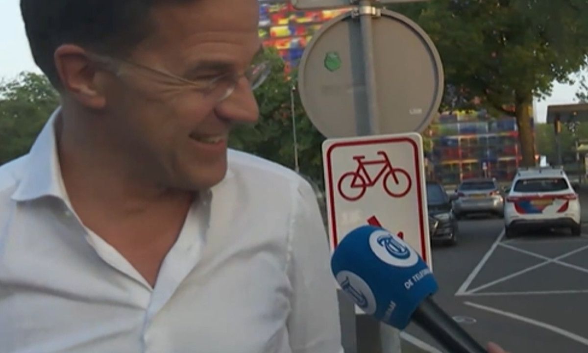 Mark Rutte erg geheimzinnig over wat hij doet met zijn dildo