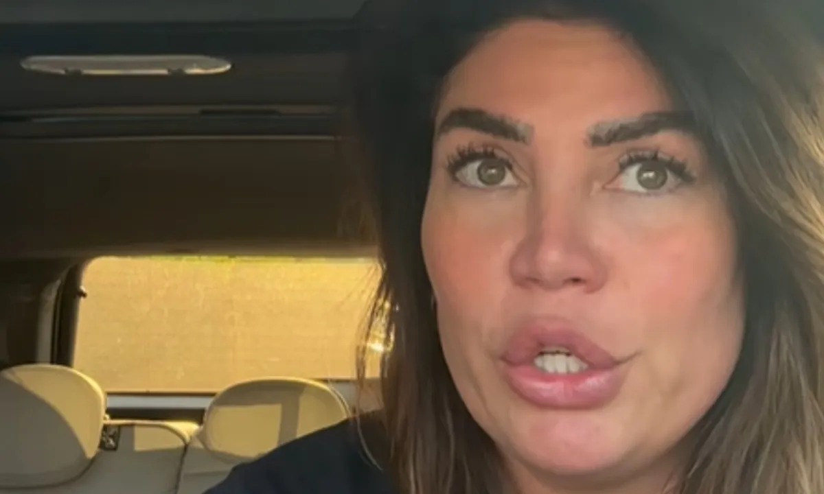 Voetbalvrouw Melisa Schaufeli woedend over haar lekkende borstimplantaten