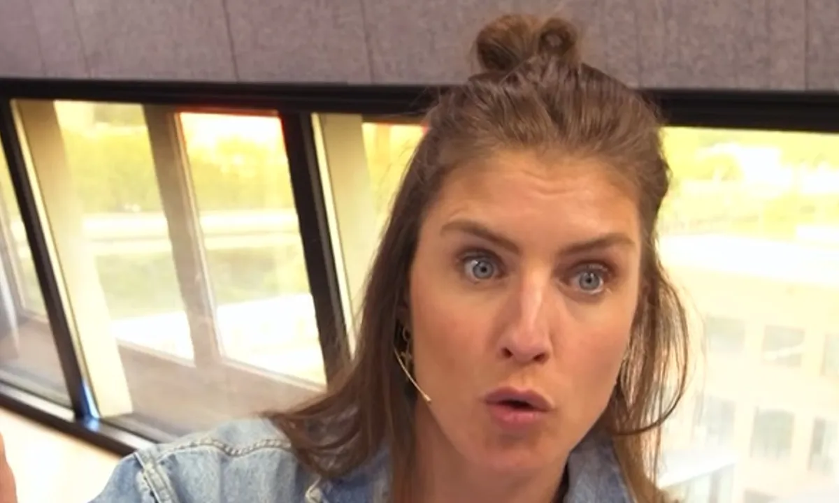Marieke Elsinga valt mensen lastig met vieze wc-bon: 'zat tussen mijn lippen'