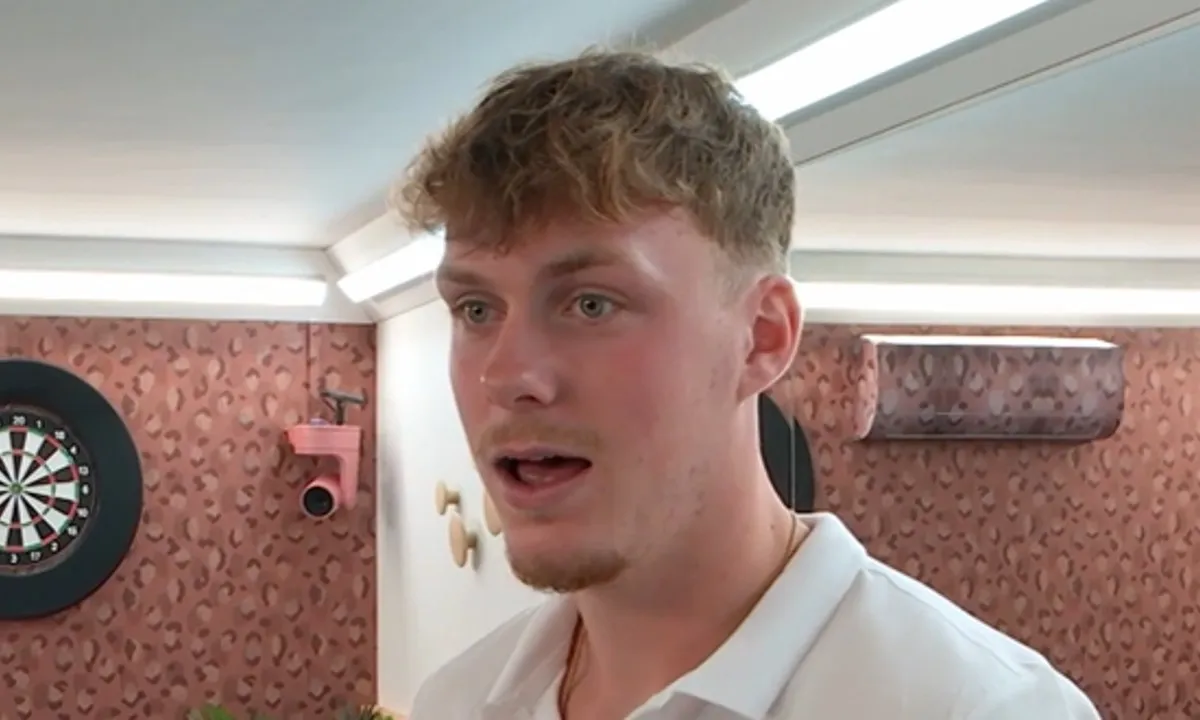 Lang Leve de Liefde-kandidaat in shock door smerige online handel van date
