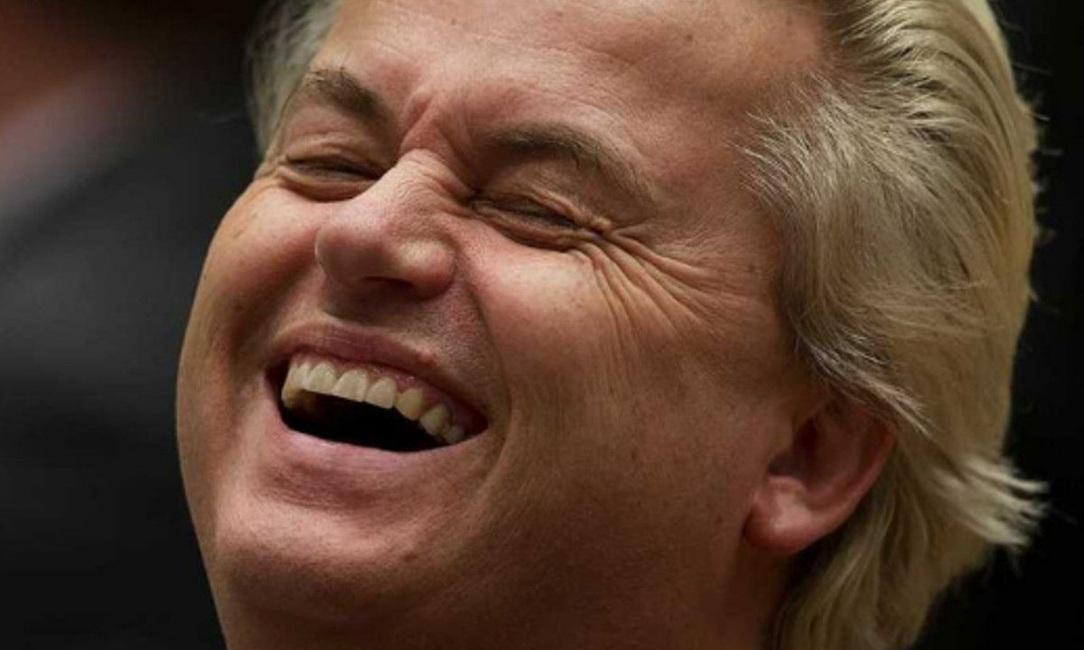 Hondsdolle Geert Wilders verschijnt opeens op podium bij concert rapper Boef