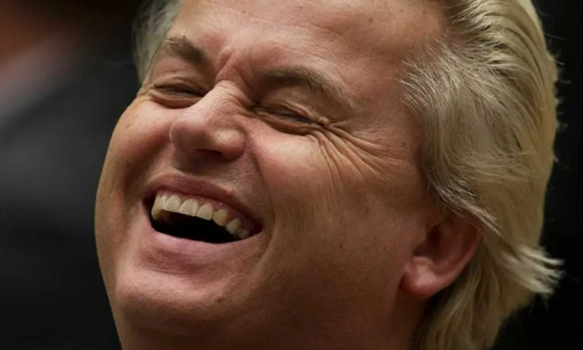 Hondsdolle Geert Wilders verschijnt opeens op podium bij concert rapper Boef