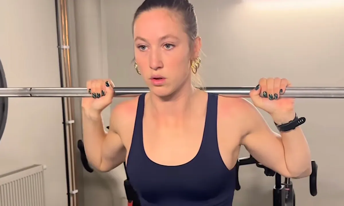 Suzanne Schulting laat haar fans schrikken met bizarre buikspieren