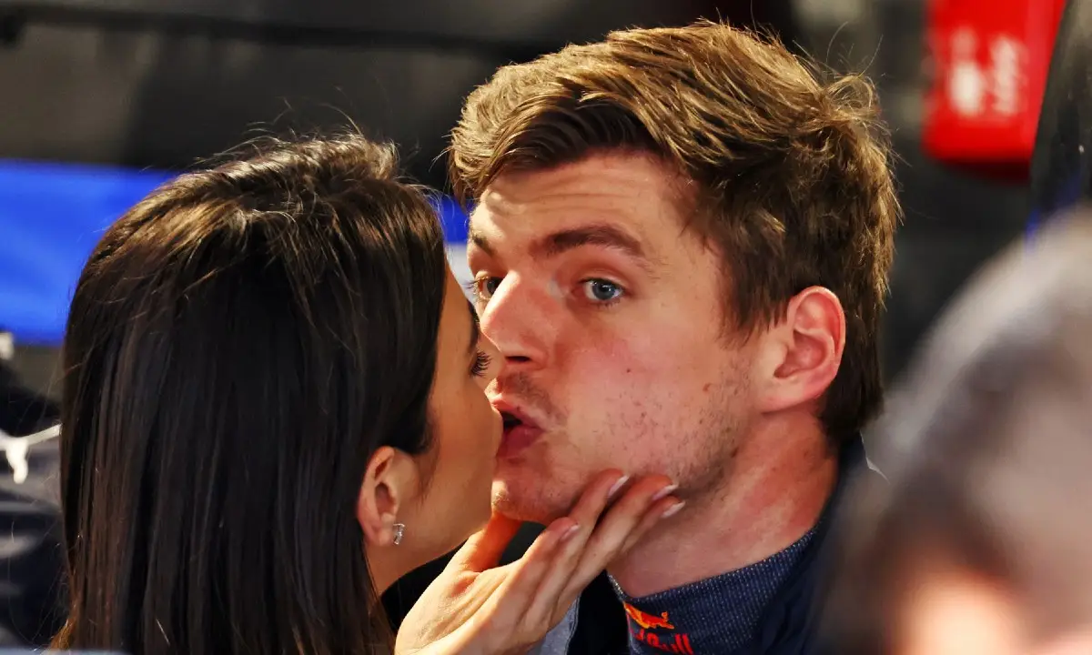 Kelly Piquet deelt bizarre foto Max Verstappen