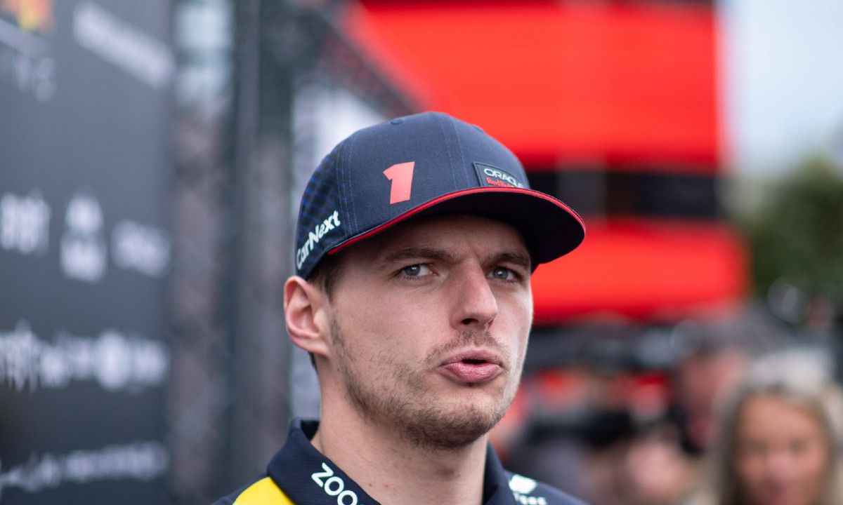 Nederlandse schrijver valt Max Verstappen aan bij Eva Jinek