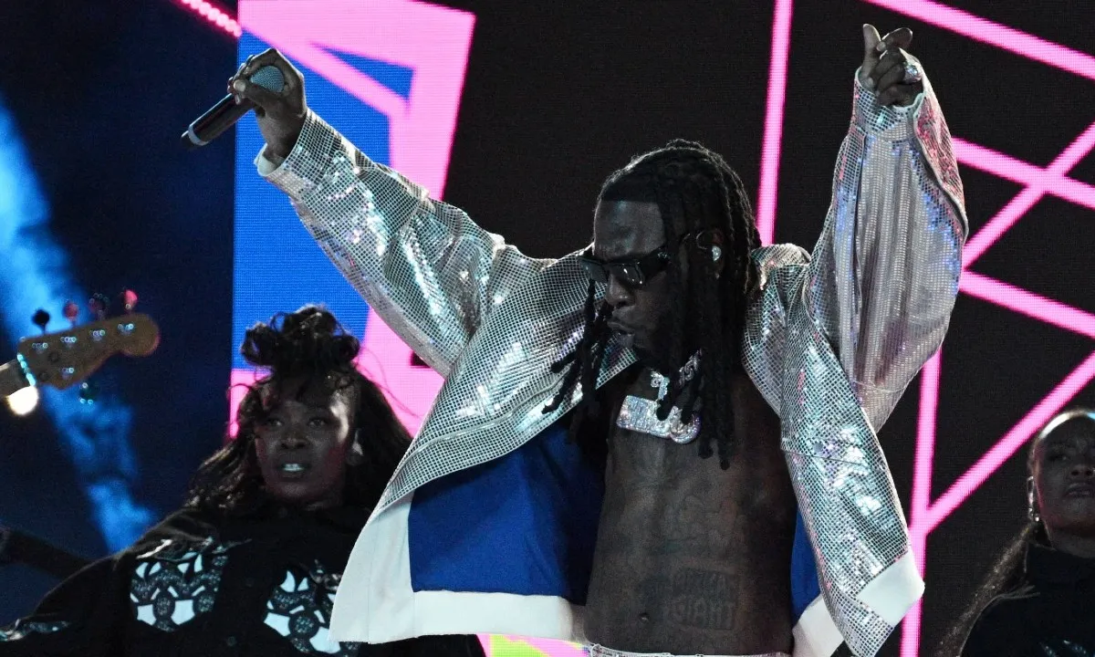 Hier zat Burna Boy verstopt terwijl hij duizenden fans liet wachten