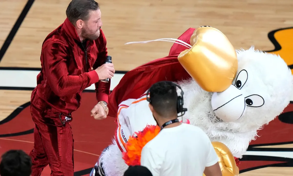 Totaaldebiel Conor McGregor slaat weer iemand het ziekenhuis in