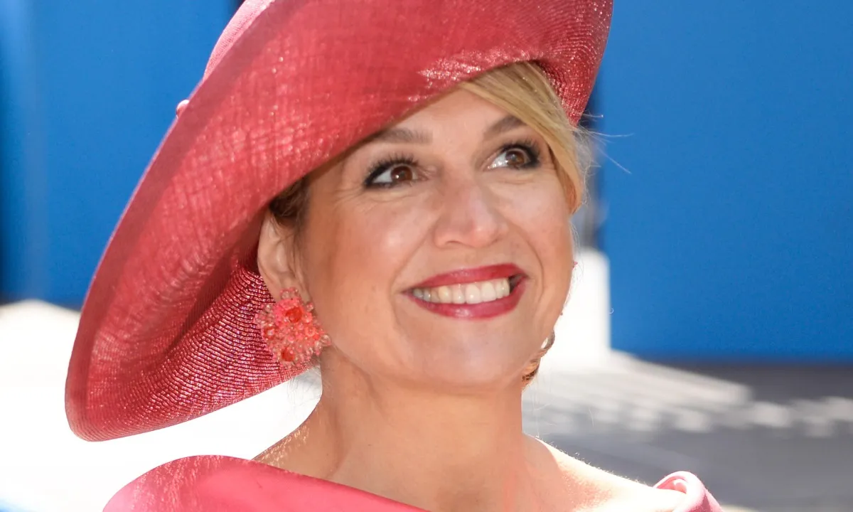 Kritiek op decolleté van Koningin Màxima tijdens islamitisch huwelijk