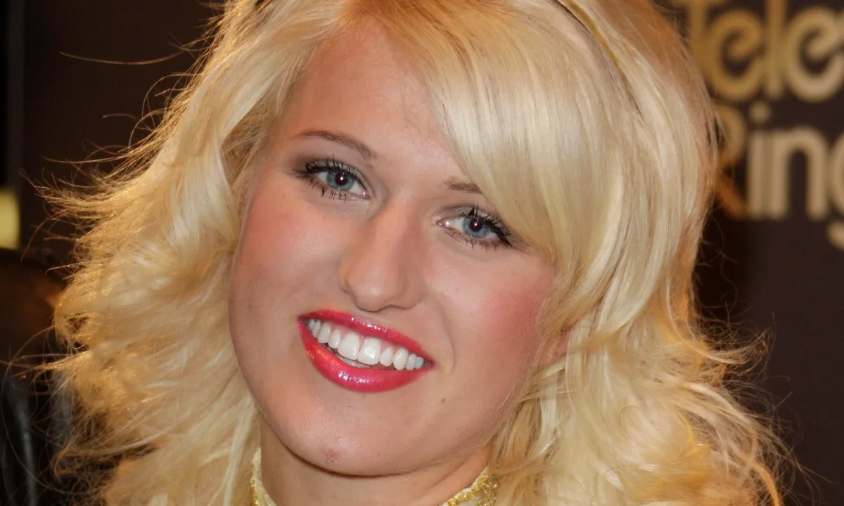Britt Dekker liegt de hele boel bij elkaar