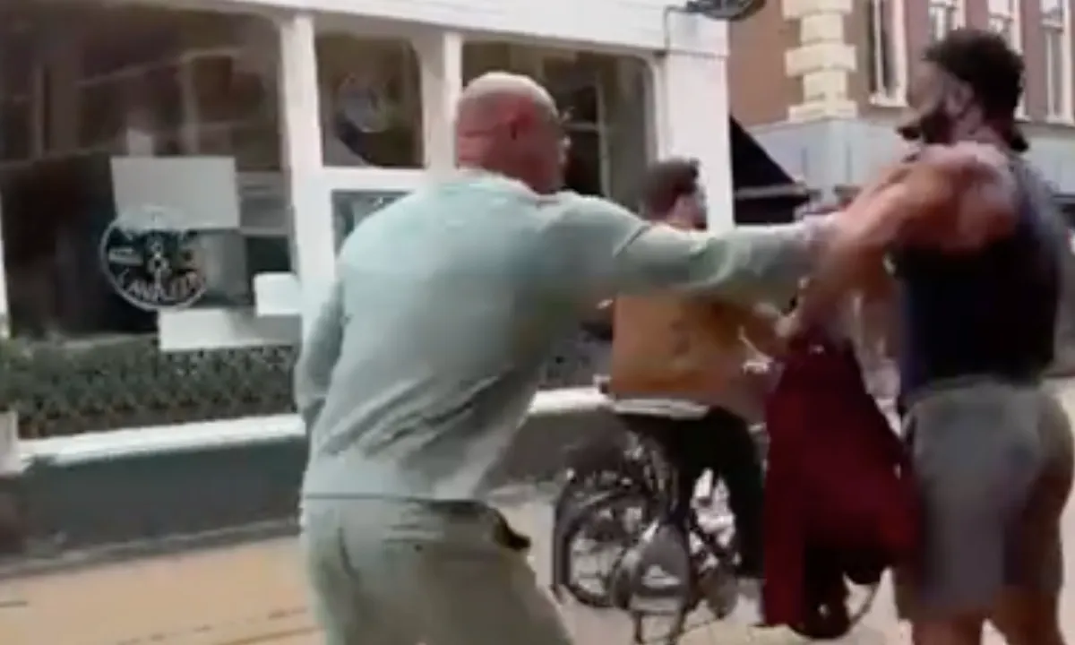 Doorgedraaide Alex Soze valt look-a-like Kosso aan op straat