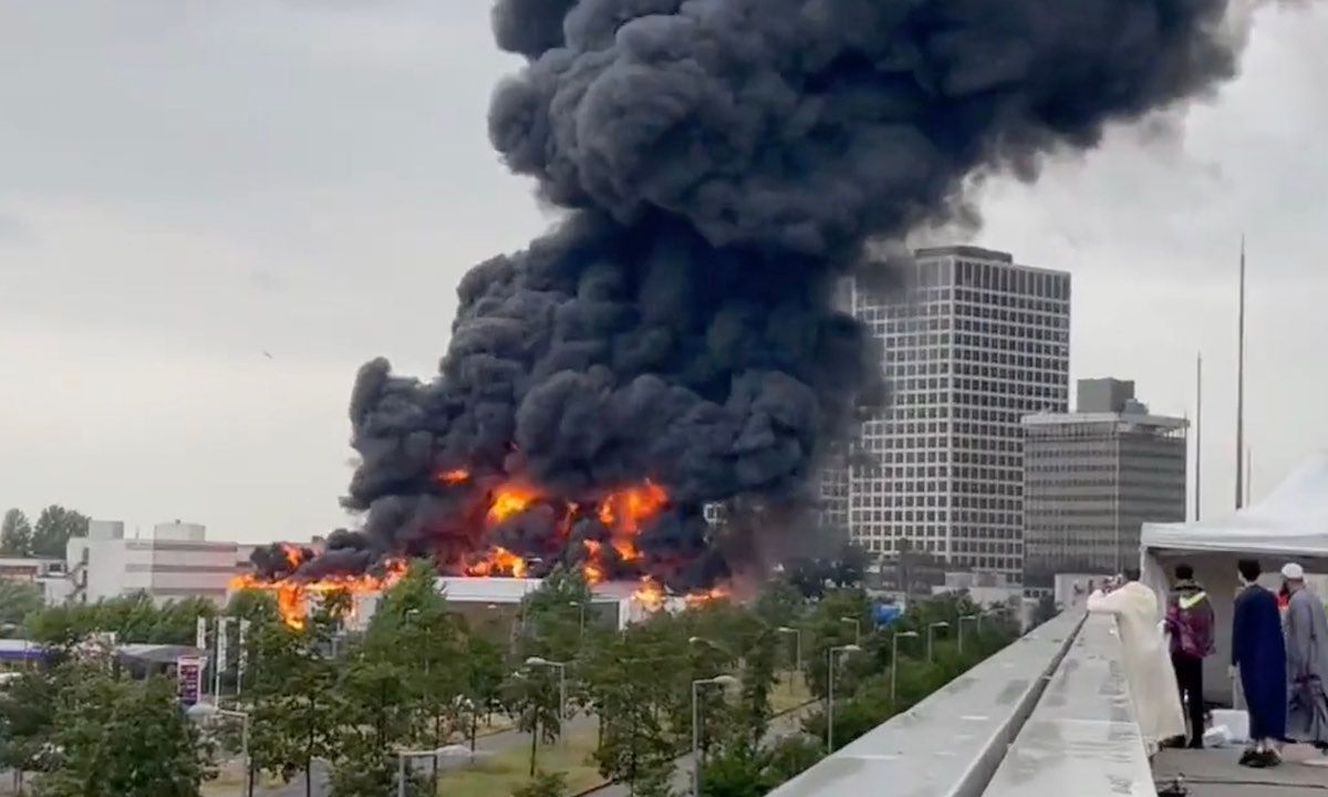 Rotterdam staat in brand: 'Blijf weg!'