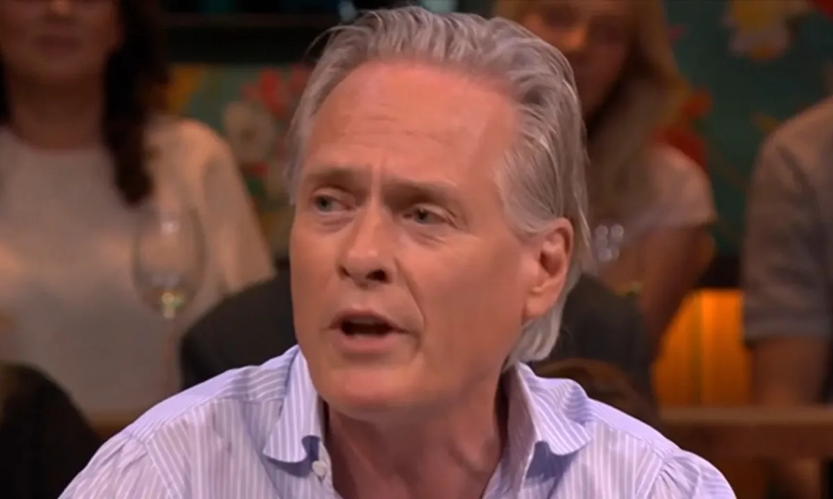 Woeste Jort Kelder beschuldigt presentator van affaire op live tv