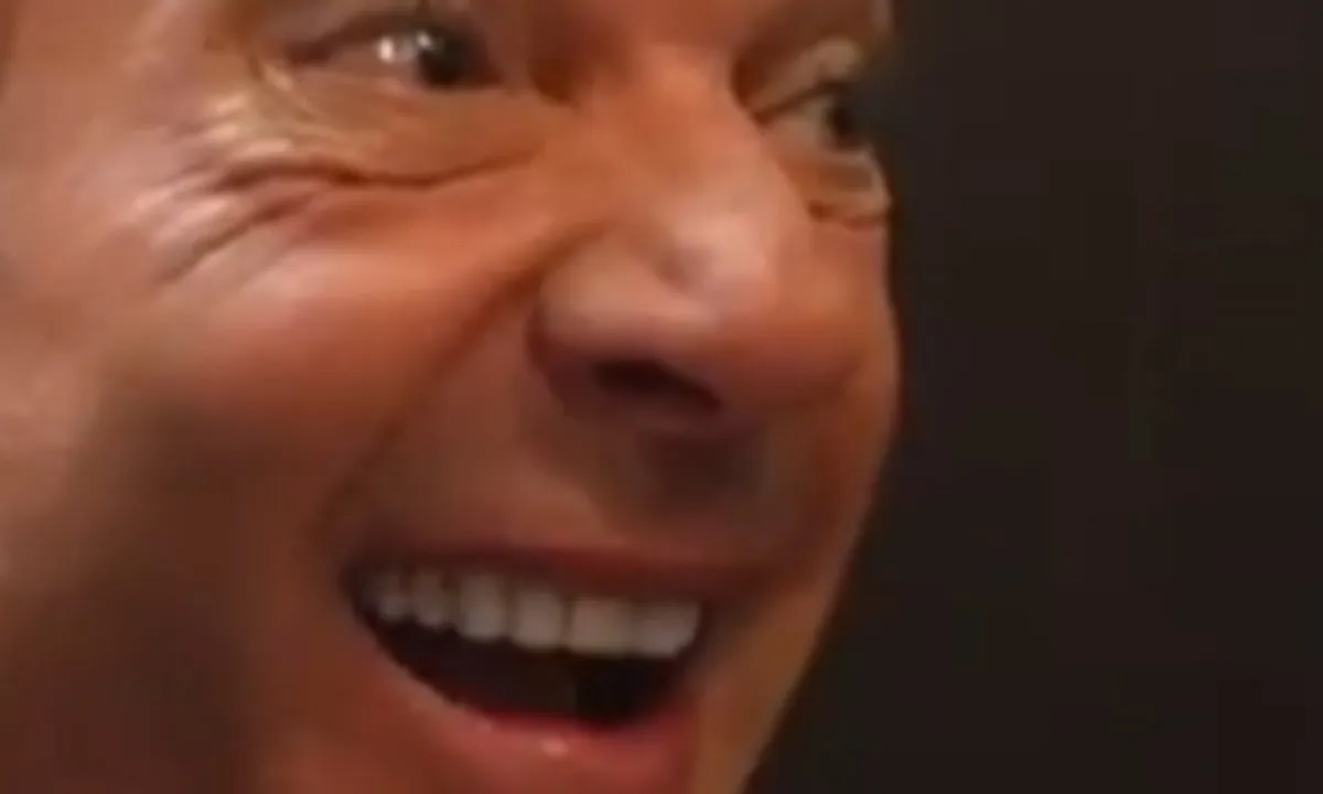 Gerard Joling gaat op zijn knietjes