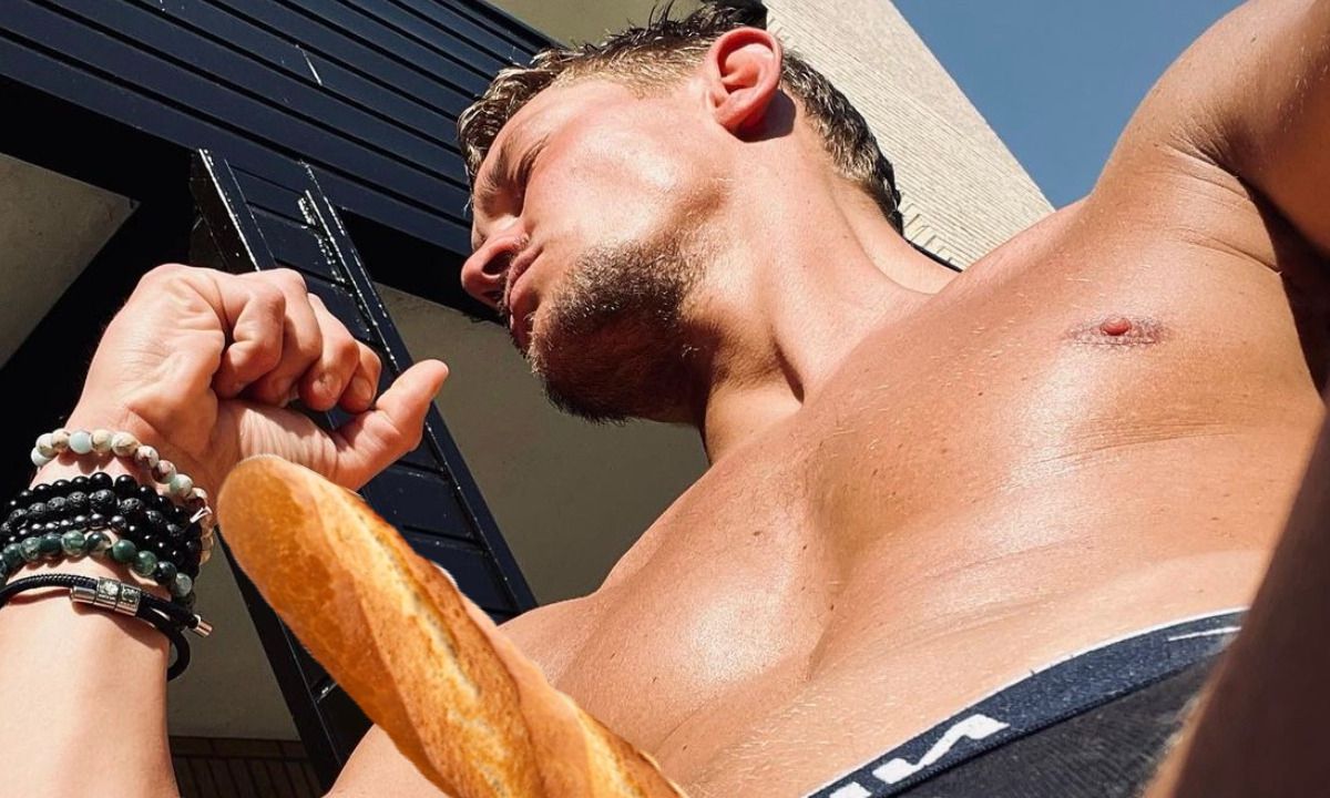 Ferry Doedens bakt zijn baguette af in de zon