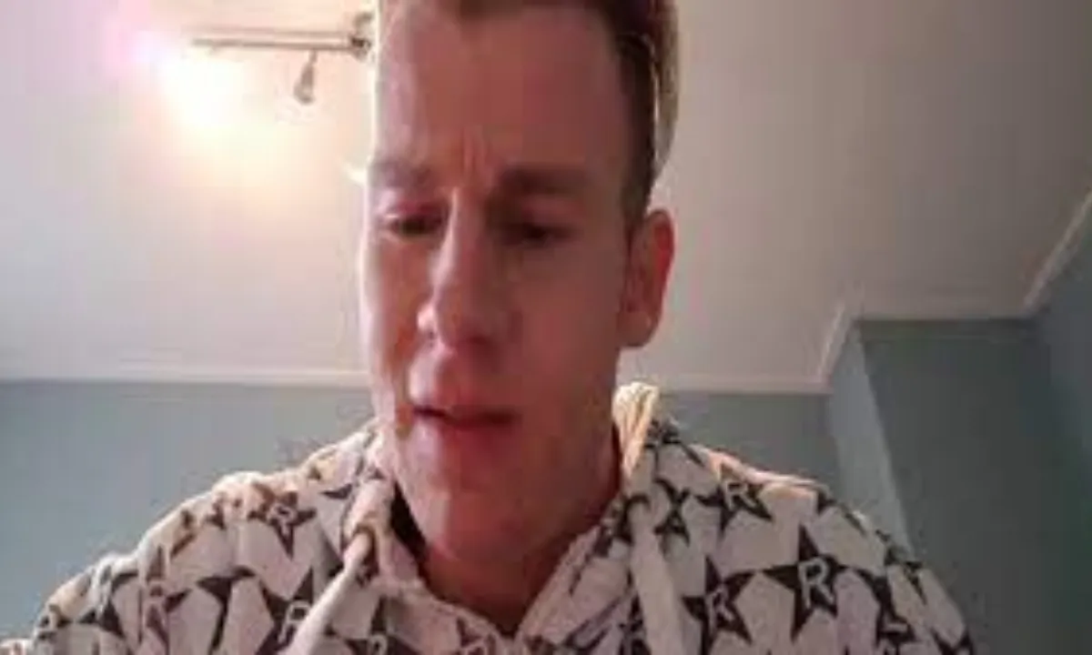 Rapper Sjors weer vrijgezel, vriendin lag met een ander te borduren