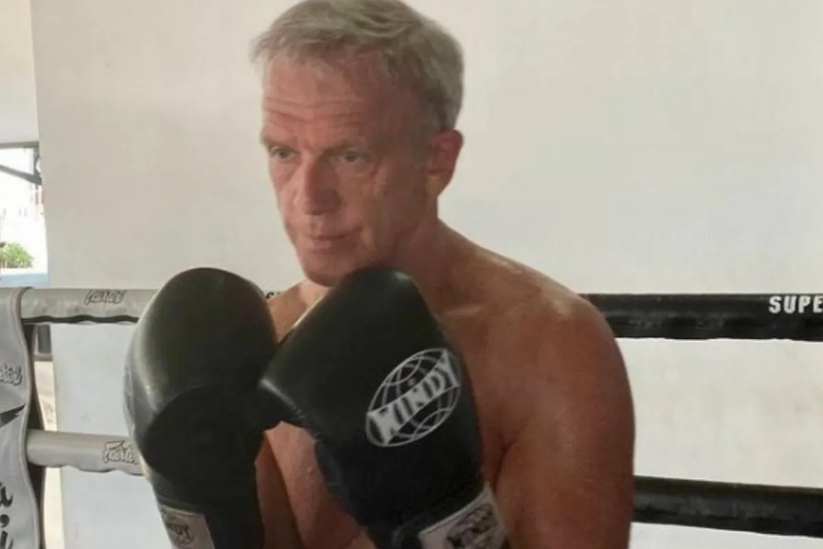 68-jarige Jaap Jongbloed krijgt ruzie over zijn sixpack op tv