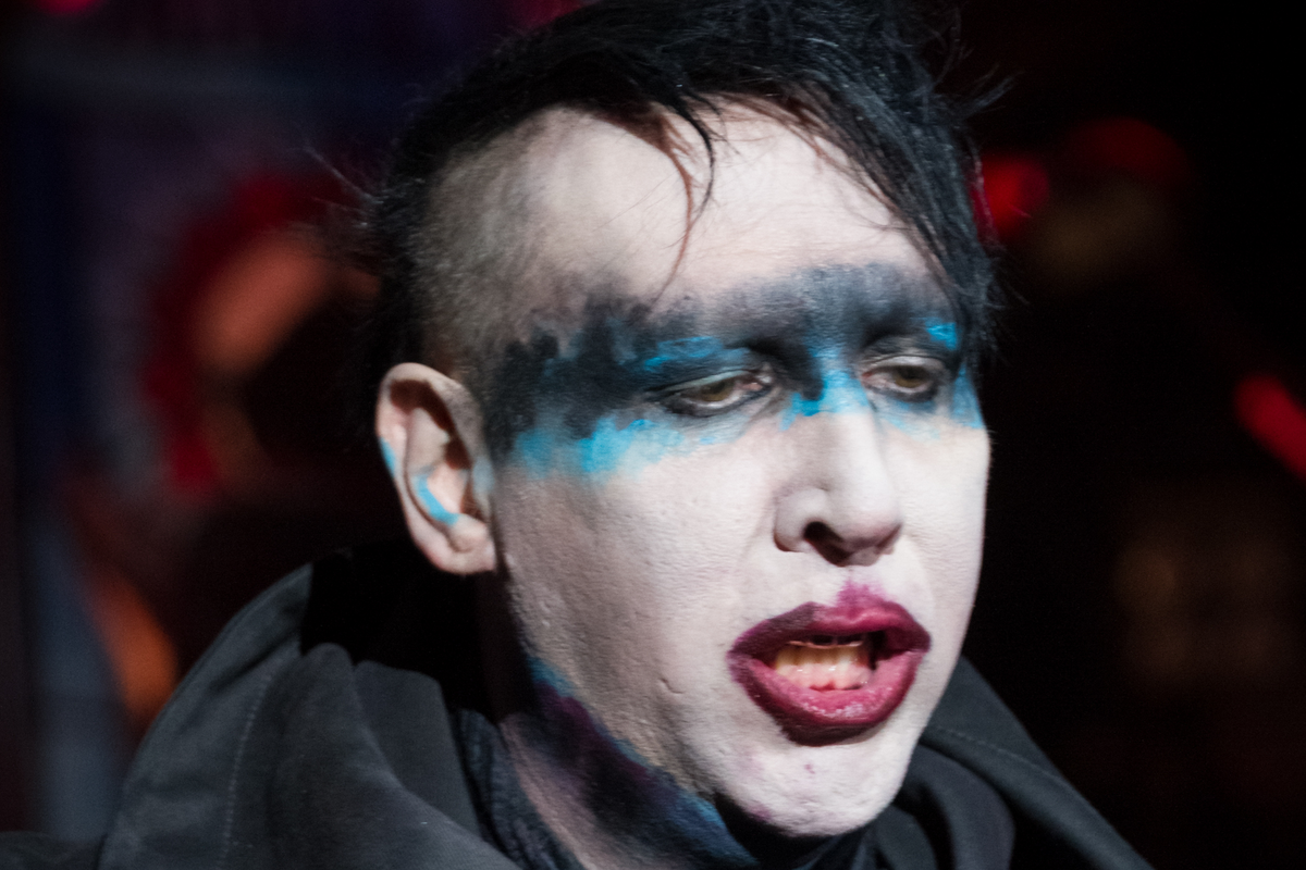 Marilyn Manson spuugt en veegt snot af op vrouw tijdens concert