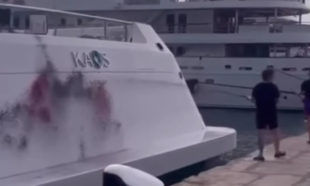 Klimaatwappies vernielen boot op Ibiza