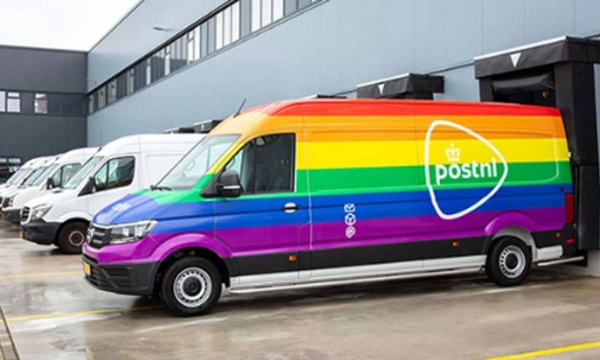 Post NL-bezorger weigert in regenboogbus te rijden en maakt videoboodschap voor baas