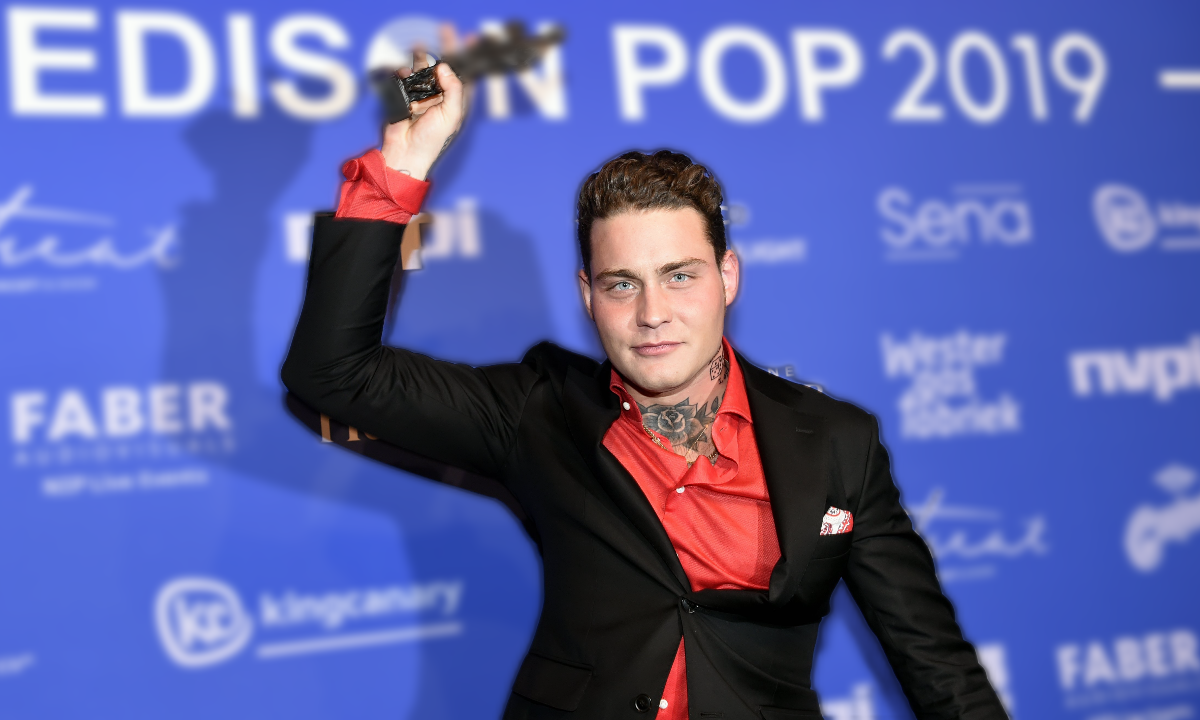 Douwe Bob slaat hele theaterfoyer aan gort