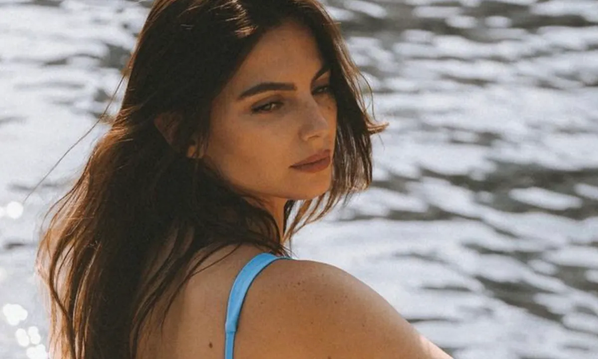 Kelly Piquet geeft zichzelf een wedgie met een iéts te klein badpak