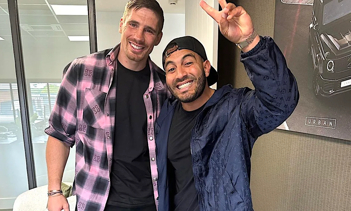 Influencer met mega-armen koopt nepvolgers, ACM deelt megaboete uit
