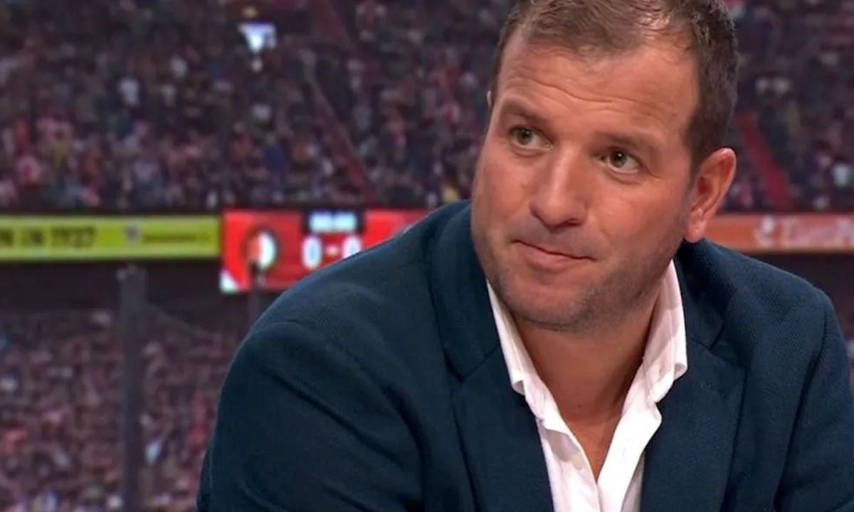 Rafael van der Vaart zit onder invloed bij Studio Voetbal: 'Te lang op het terras gezeten!'