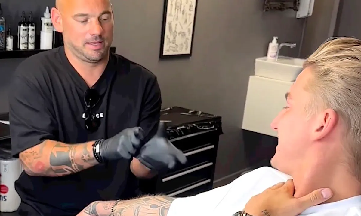 Mart Hoogkamer flink toegetakeld door Wesley Sneijder: 'Buk maar voorover'