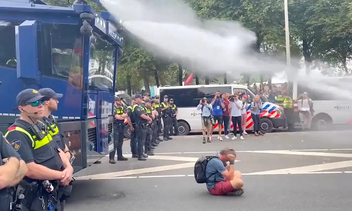 Beelden: Klimaatactivisten krijgen opnieuw een waterkanon in hun waffel
