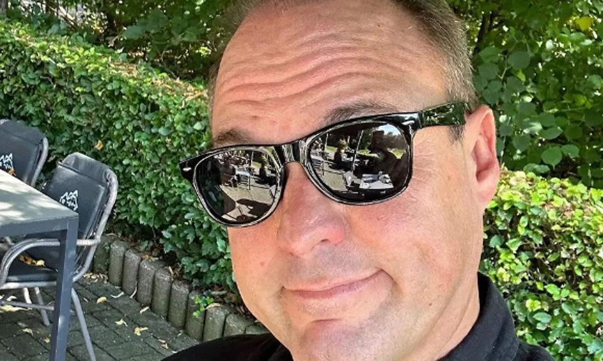 Frans Bauer voelt zich eenzaam en gaat aan de haal met plastic pop