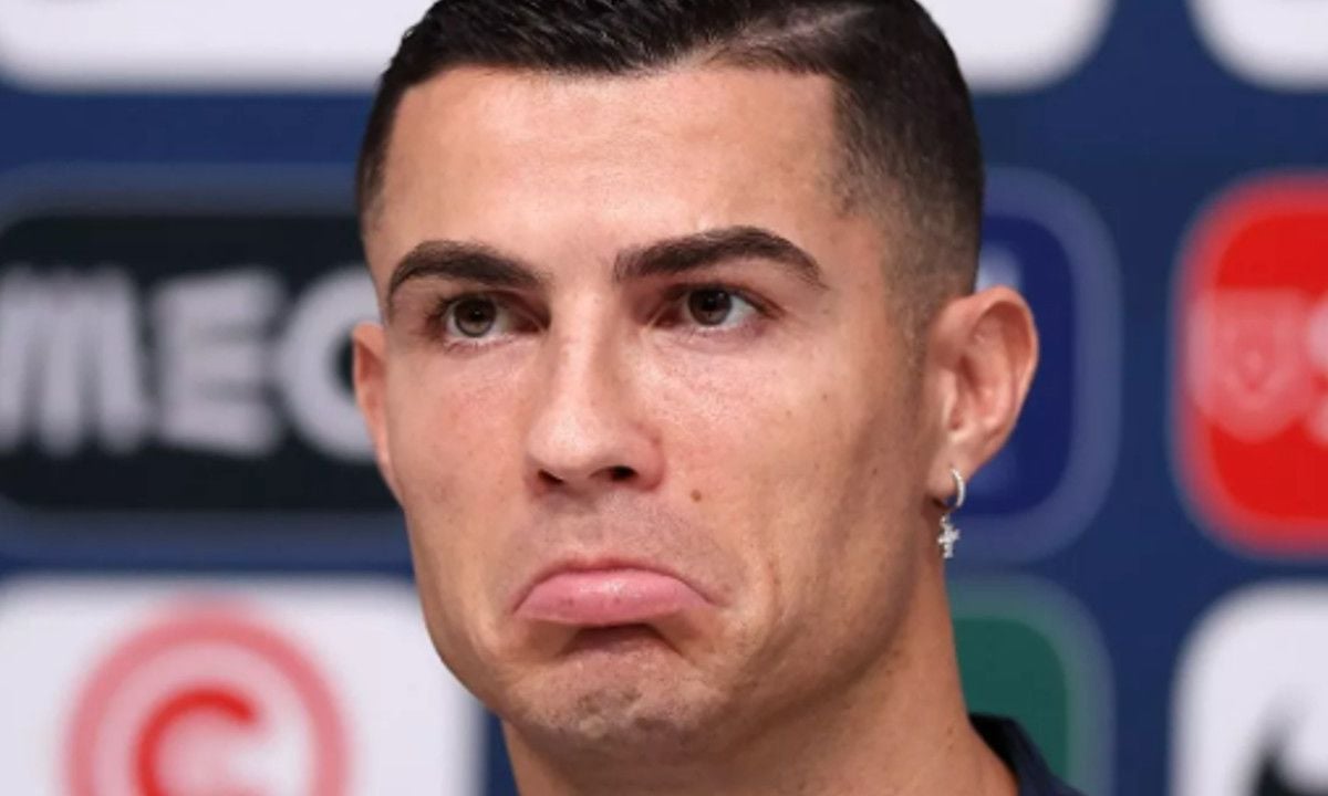 Christiano Ronaldo riskeert 99 zweepslagen: 'Vrouw gekust in Iran'